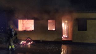 Un incendi a Jafre crema un habitatge i el malmet estructuralment