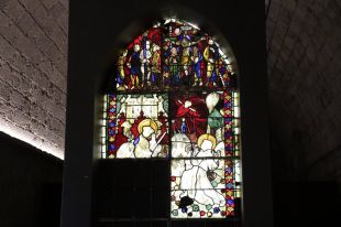 El vitrall figuratiu més antic de Catalunya trobat a la catedral de Girona, visitable per Setmana Santa