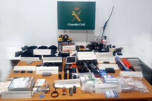Tres detinguts a l'AP-7 que duien 340.000 € falsos, anabolitzants, una tàser i material de vigilància