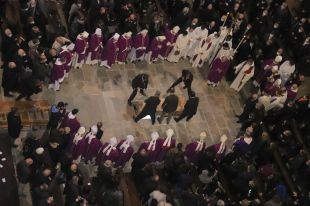 Un miler de persones acomiaden el bisbe de Girona durant el funeral a la catedral