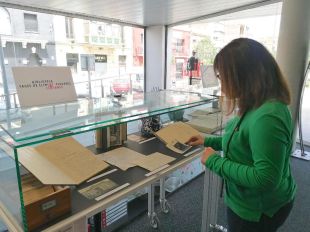 La biblioteca de Figueres exposa documents de la seva fundació ara fa 100 anys