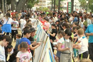800 escolars s'apleguen a Blanes per participar del Concrus de Murals al Carrer