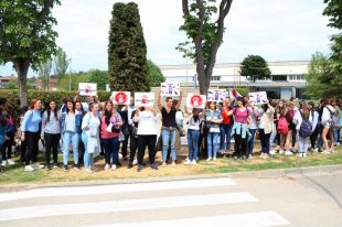 Protesta a les portes de l'institut de Cassà per denunciar casos d'assetjament escolar al centre