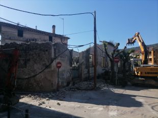 Enderroquen l'edifici de l'antiga fàbrica de cargols Parés de Besalú