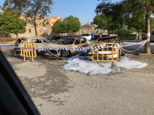 Cremen sis cotxes de matinada en un aparcament de Peralada