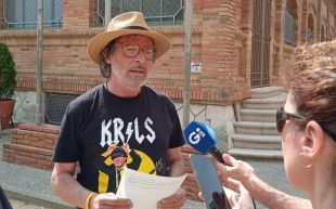 En el tercer dia de vaga de fam, Salvador Ribot llegeix un manifest en defensa del català