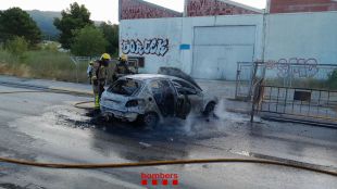 Crema completament un cotxe a l'N-II a la Jonquera
