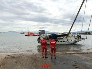 Bombers i Salvament Marítim retiren les barques varades a la platja Nova de Roses