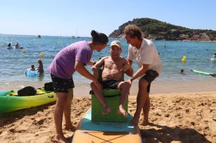 Una empresa de Palamós ofereix paddle surf a persones amb mobilitat reduïda