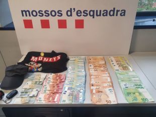 Cinc detinguts a Lloret acusats de robar una bossa de mà amb 24.000 euros a un home a Badalona