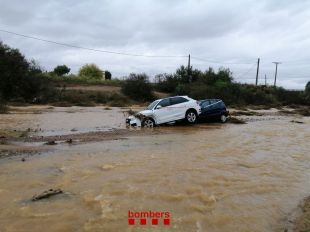 Les pluges arrosseguen tres vehicles a través d'un riu des de Monells fins a Corçà