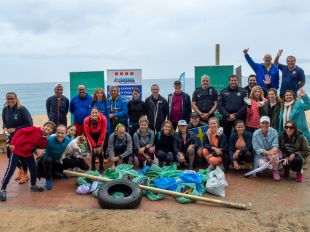 Una trentena de persones van participar al 'Plogging Day' de Lloret de Mar