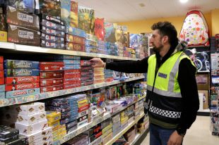 La Policia Municipal de Girona inspecciona una quinzena de botigues de joguines