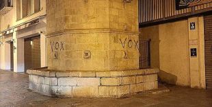 Busquen el responsable de pintar les sigles de Vox a la Font Gòtica i a l'Ajuntament de Blanes