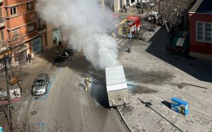 Crema un camió després de patir una avaria davant el Mercat del Lleó de Girona