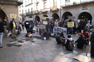 Un centenar de sensesostre es concentren a Girona per reclamar un espai on dormir