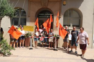 Un grup d'ecologistes protesten contra el tancament de la gola del Fluvià a Sant Pere Pescador