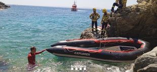 Rescaten els dos tripulants d'una llanxa embarrancada a Punta Falconera de Roses