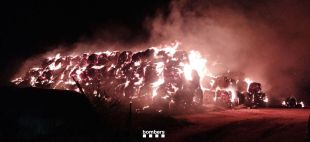 Cremen unes 1.500 bales de palla d'una granja a Vidreres