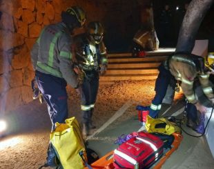 Mor a Platja d'Aro un home de 80 anys en caure de 12 metres d'alçada a Els Pins