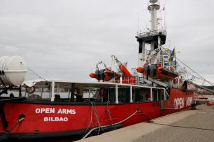 Palamós acull el vaixell d'Open Arms que mostra una exposició sobre el ''drama'' al Mediterrani