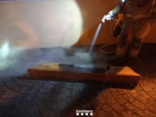 Ensurt en una casa de Santa Cristina d'Aro en incendiar-se la llar de foc