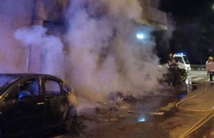 Cremen disset contenidors, cinc cotxes i tres motos de matinada a Girona