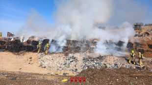 Un incendi crema 40 metres lineals a la deixalleria de Lloret de Mar