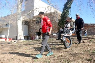 Girona compra una cadira de rodes totterreny per a alumnes que van d'excursió