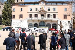 Manifestació a Ripoll contra les polítiques discriminatòries i a favor de la igualtat i la convivència