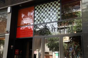Porta exterior del restaurant Disfrutar, al carrer Villaroel de Barcelona