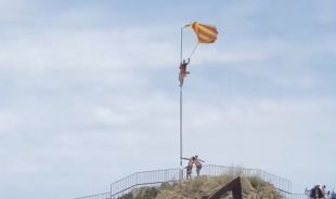 Uns joves arrenquen la senyera, fan pintades xenòfobes al port i es barallen a l'hospital de Blanes