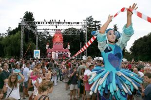 El 25è Festival de Peralada conclou amb una multitudinària cercavila 