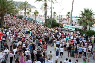 Uns 1.500 veïns de Lloret de Mar es manifesten en silenci per reclamar un turisme de qualitat 