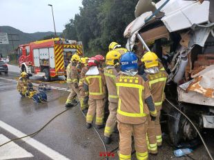 Tallada la C-66 a Girona per un xoc frontal entre dos camions