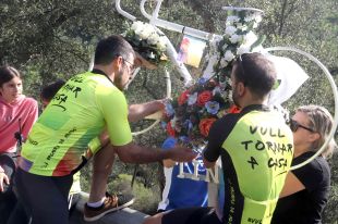 Recorden l'accident mortal d'una ciclista a la carretera dels Àngels amb una ofrena floral