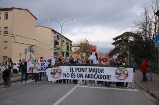 Un centenar de persones es manifesten a Pont Major contra el ''turisme d'escombraries''