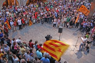Més de 500 persones es manifesten a Girona a favor del català a l'escola