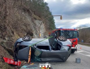 Un vehicle bolca en incorporar-se a l'N-260 a Campdevànol