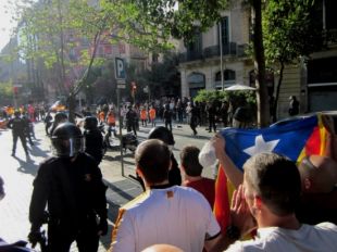 Falangistes canten el 'Cara al sol' davant la seu d'Òmnium Cultural i clamen contra el català