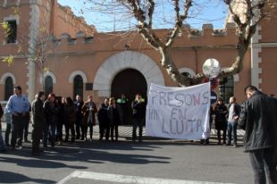 Uns 60 treballadors de la presó de Figueres protesten per les retallades i tallen la N-II