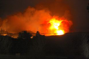 Una seixantena de dotacions seguiran treballant durant la nit a l'incendi del Baix Empordà