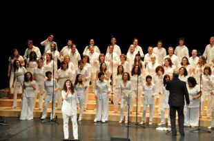 L'Auditori de Girona es rendeix als peus de 'The Gospel Viu Choir'