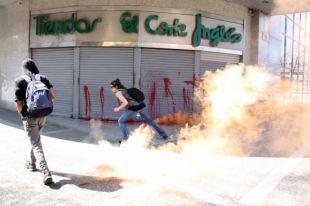 Pintura, ous i escridassades a comerciants i policies en una manifestació alternativa a Girona