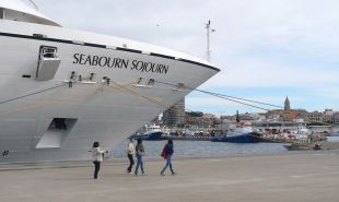 El creuer de luxe 'Seabourn Sojourn' fa escala per primera vegada al Port de Palamós