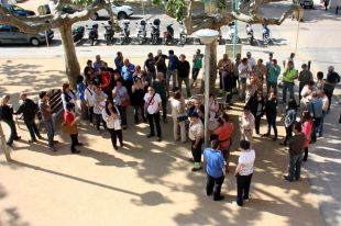 Xiulada d'una seixantena d'empleats de l'Ajuntament de Salt reclamant pels seus dies festius