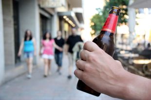 Denuncien un bar per vendre alcohol a una menor de 16 anys a Girona