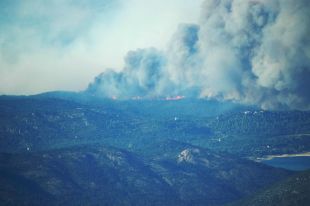 L'incendi de l'Alt Empordà ja ha cremat 7.000 hectàrees i ha deixat tres morts