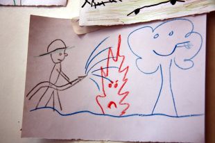 Els nens desallotjats per l'incendi dibuixen bombers amb somriures