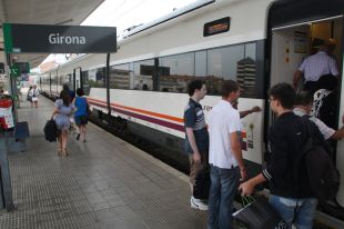 Retards de més d'una hora als trens entre Portbou i Barcelona